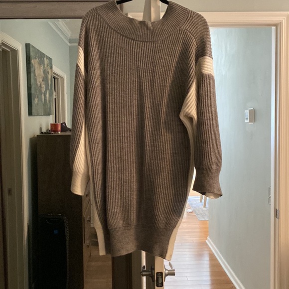J.Ing oversized gray sweater free size 4-8 - Picture 3 of 3